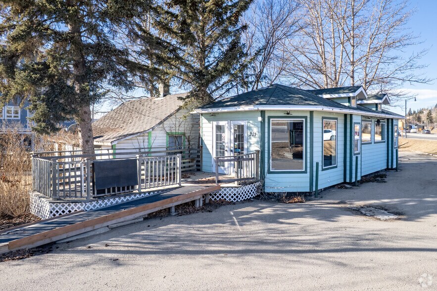 Primary Photo Of 221 2nd Ave W, Cochrane Freestanding For Sale