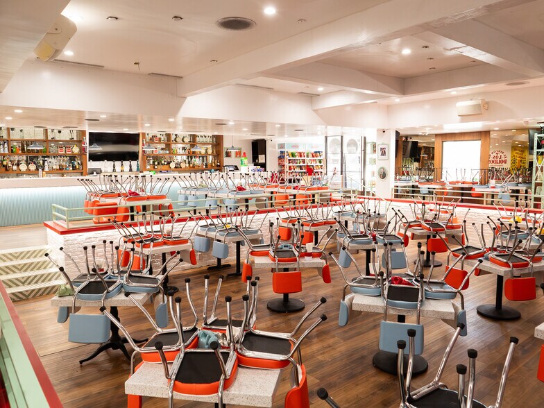 More Photos Of 1519 Wilshire Blvd, Santa Monica Restaurant For Sale