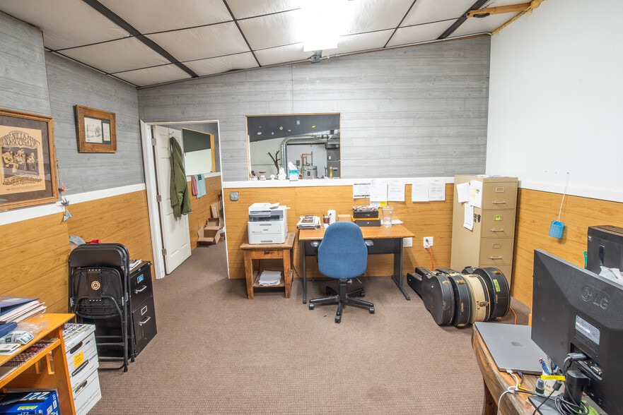 More Photos Of 5646 W Harrier Dr, Missoula Showroom For Sale
