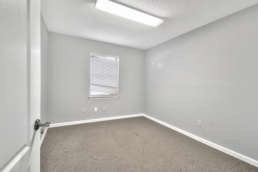 More Photos Of 2968 Rainbow Rd, Jacksonville Medical For Lease