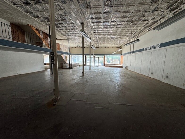 More Photos Of 325 7th St, Rockford Flex For Sale