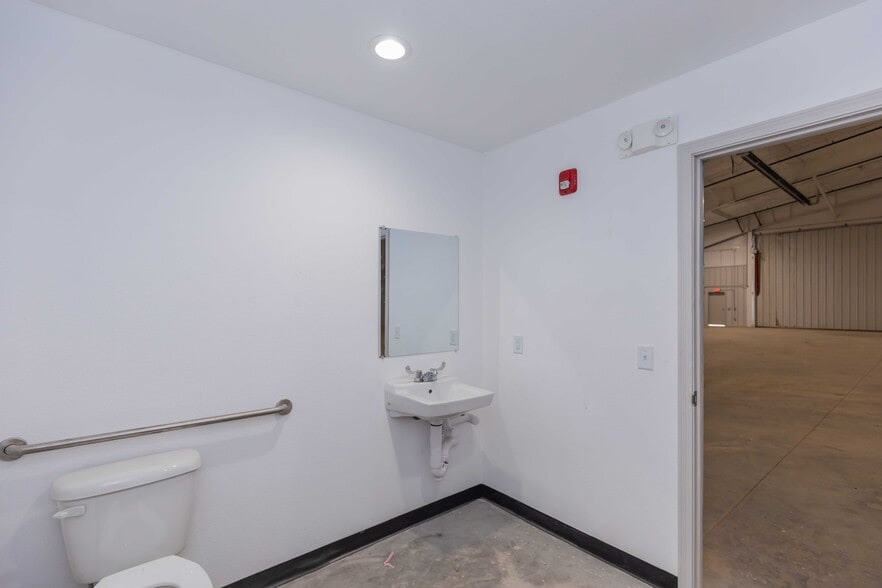 More Photos Of 3409 Airway Blvd, Amarillo Warehouse For Lease