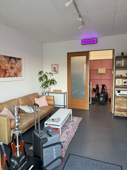 More Photos Of 8950-8956 Ellis Ave, Los Angeles Showroom For Lease