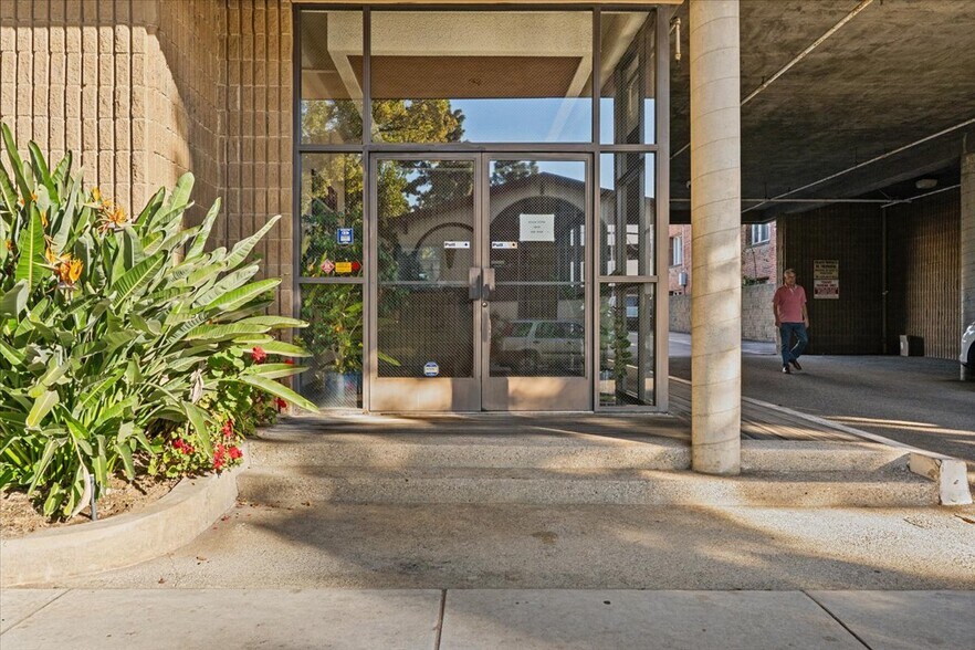 More Photos Of 220 S Kenwood St, Glendale Office For Lease