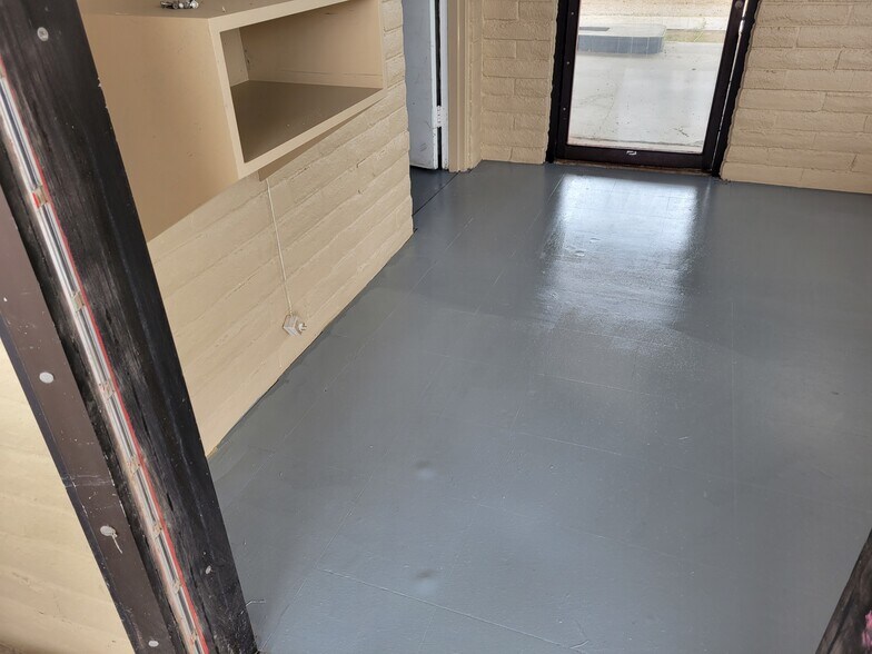 More Photos Of 610 W Highway 66, Milan Service Station For Lease