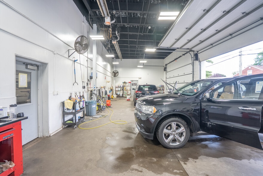 More Photos Of 21800 Gratiot Ave, Eastpointe Auto Dealership For Sale