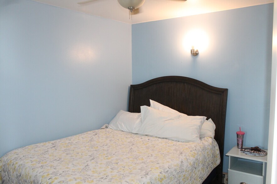 More Photos Of 154 E Railroad, Leland General Retail For Sale