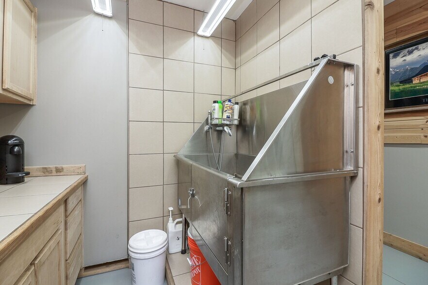 More Photos Of 27 S 100 W, Valparaiso Veterinarian Kennel For Sale