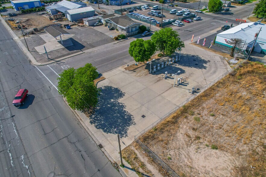 More Photos Of 695 Atwater Blvd, Atwater General Retail For Sale