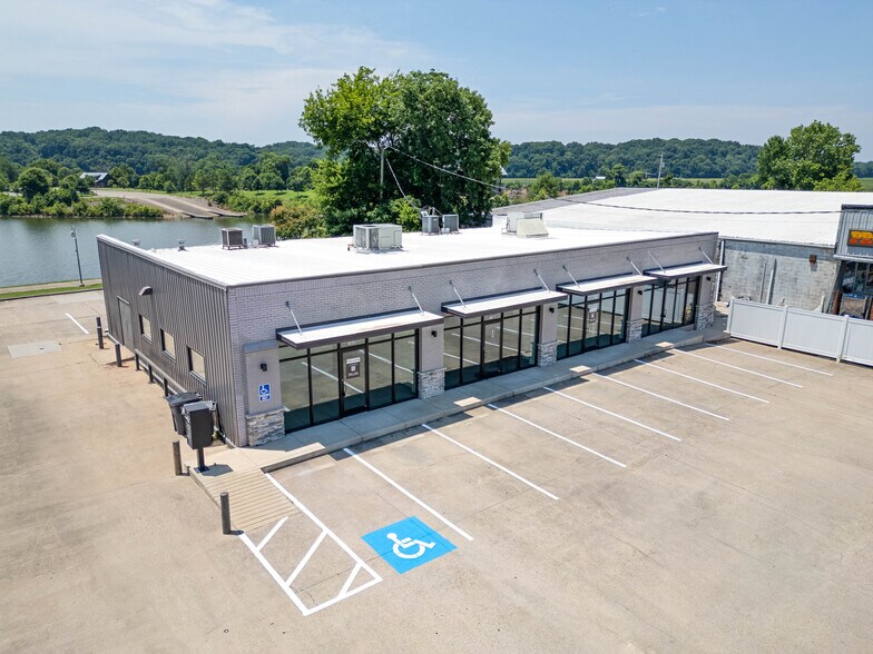 More Photos Of 1064 S Riverside Dr, Clarksville General Retail For Lease