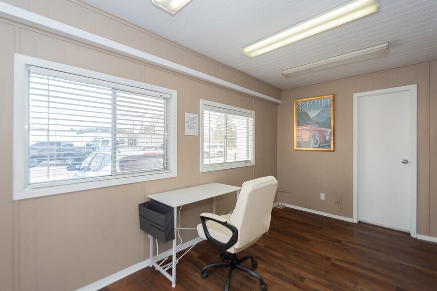 More Photos Of 120 E Mulberry St, Angleton Auto Dealership For Lease