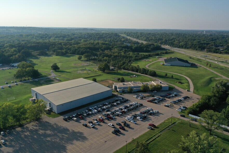 More Photos Of 3909 SW Burlingame Rd, Topeka Light Manufacturing For Sale