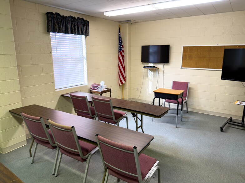 More Photos Of 634 Main St, Forest Park Flex For Sale