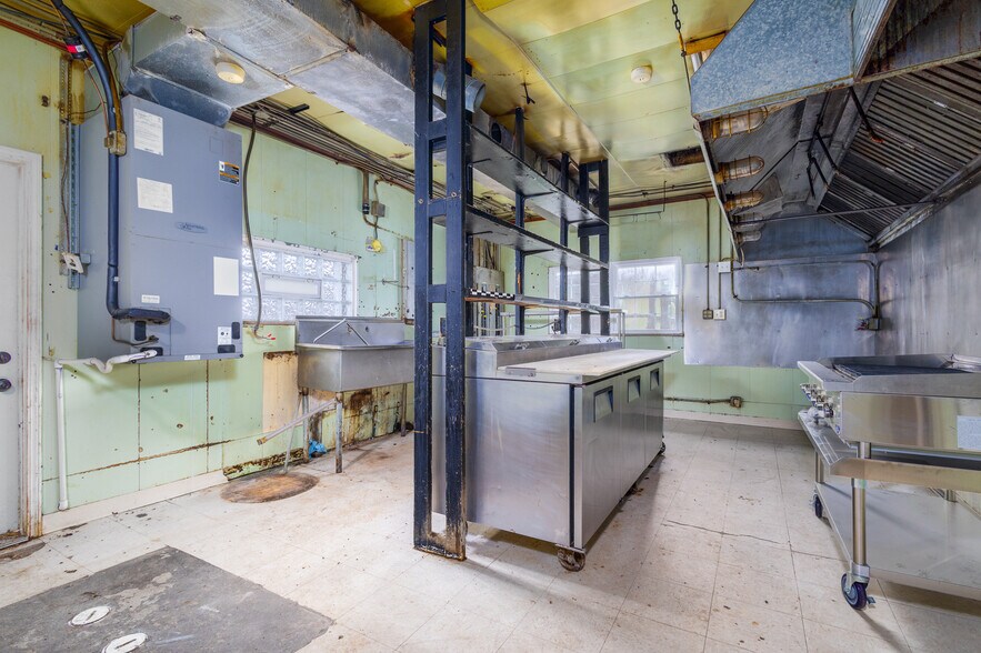More Photos Of 903 OH-152, Bloomingdale Freestanding For Sale