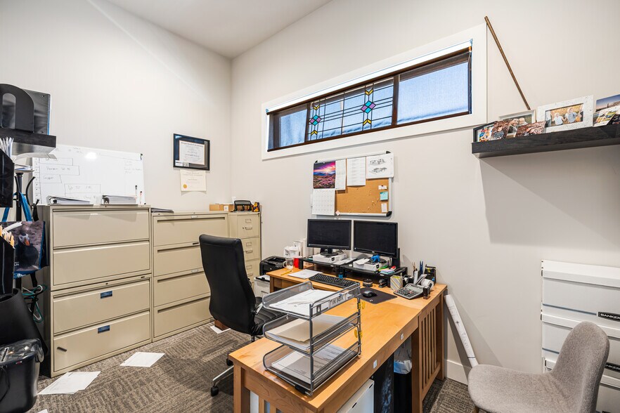 More Photos Of 565 SW Tamarack Ct, Redmond Warehouse For Lease