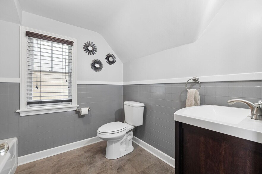 More Photos Of 6 E Washington St, Oswego Office For Sale