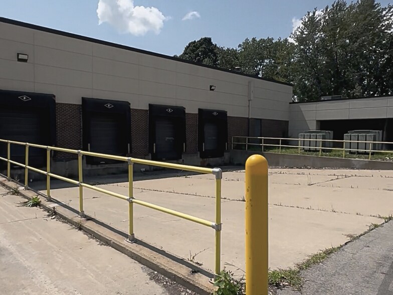 More Photos Of 15203 S Commerce Dr, Dearborn Manufacturing For Lease