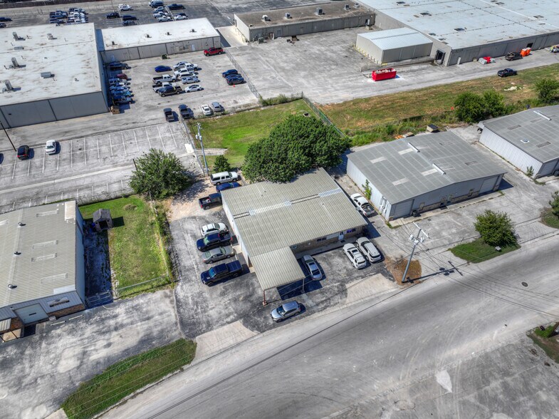 More Photos Of 242 Trade Center Dr, New Braunfels Warehouse For Lease
