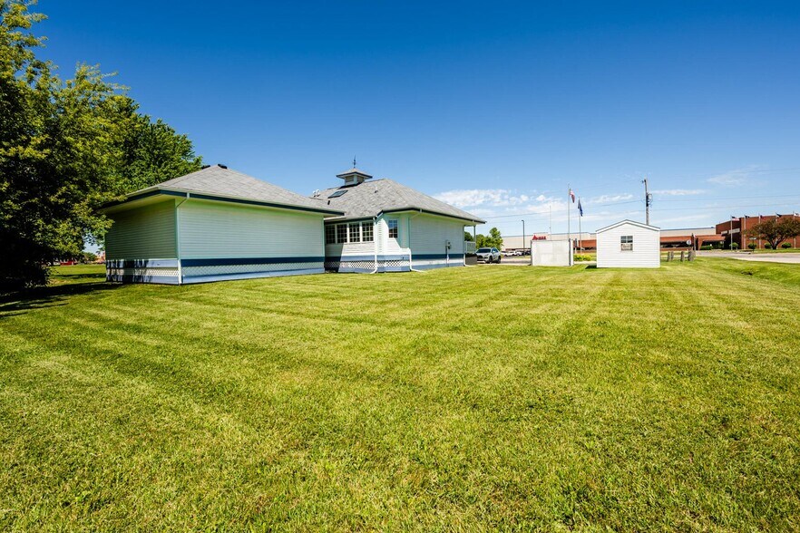 More Photos Of 2300 Pipestone Rd, Benton Harbor Office For Sale
