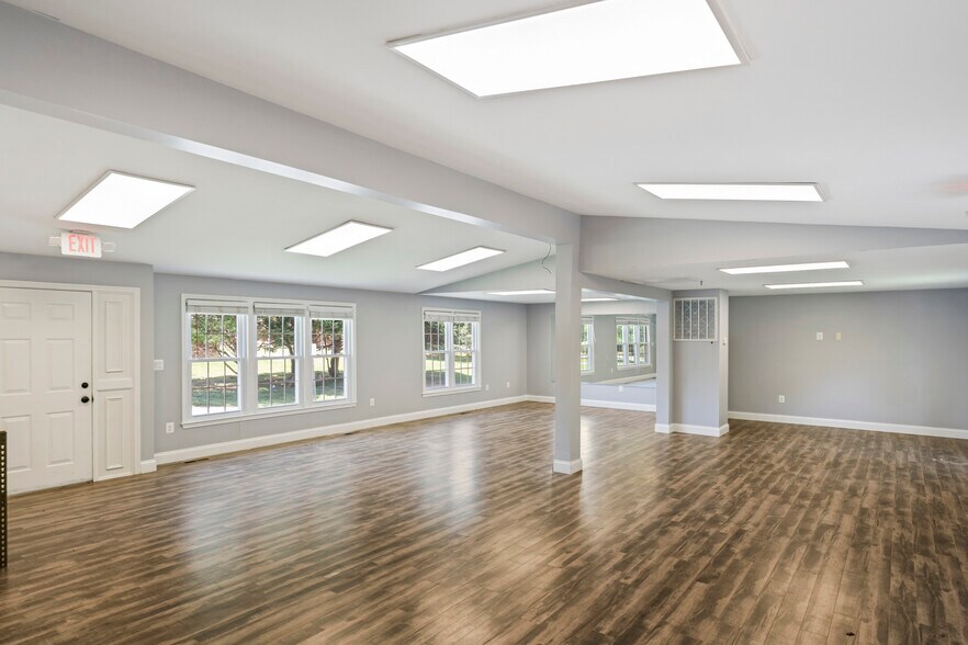 More Photos Of 601 Catoctin Cir NE, Leesburg Specialty For Lease