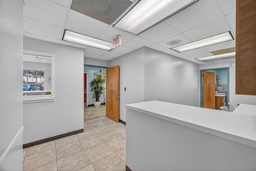 More Photos Of 1500 N Pace Blvd, Pensacola Freestanding For Sale