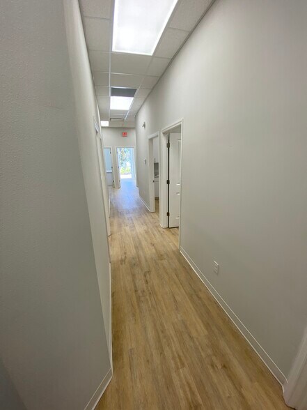 More Photos Of 665-677 S Kings Ave, Brandon Medical For Lease