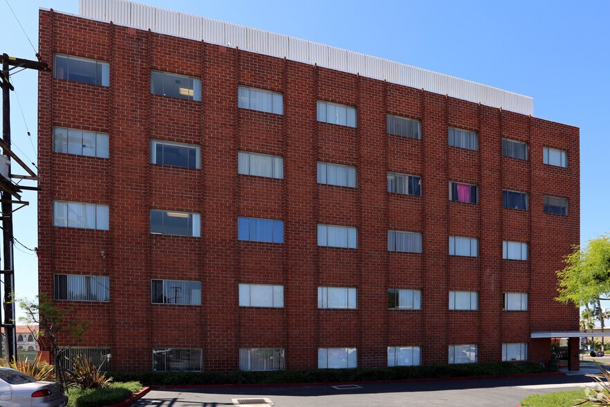 More Photos Of 13575-13601 E Whittier Blvd, Whittier Unknown For Lease