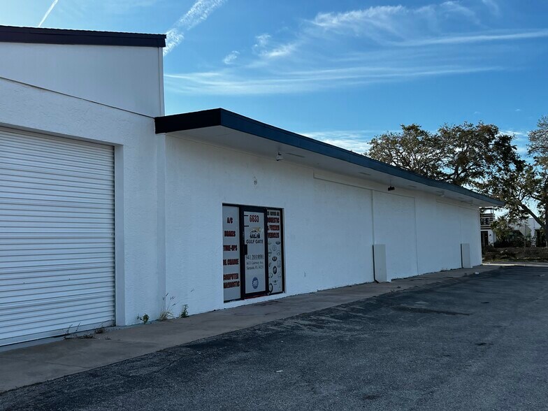 More Photos Of 6631-6633 Gateway Ave, Sarasota Self Storage For Lease
