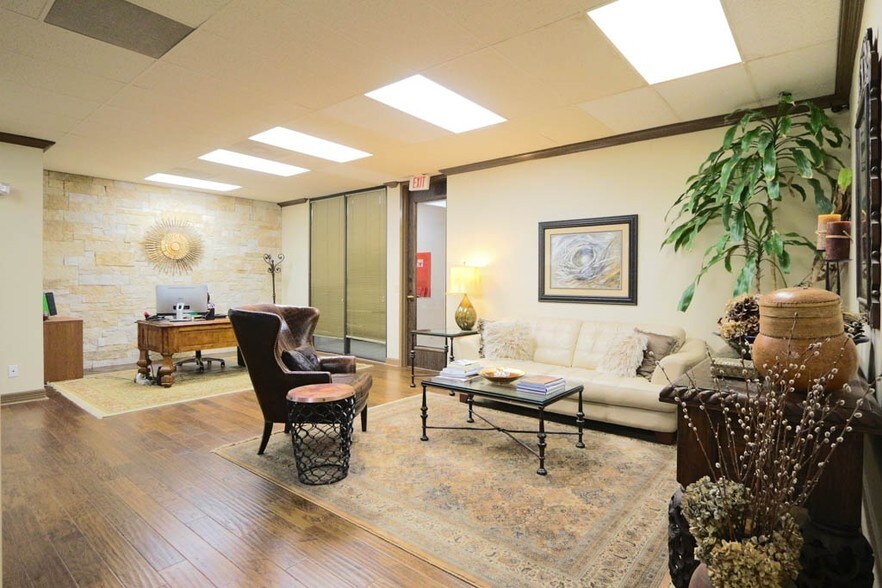 More Photos Of 2020 N Loop Fwy W, Houston Office For Lease