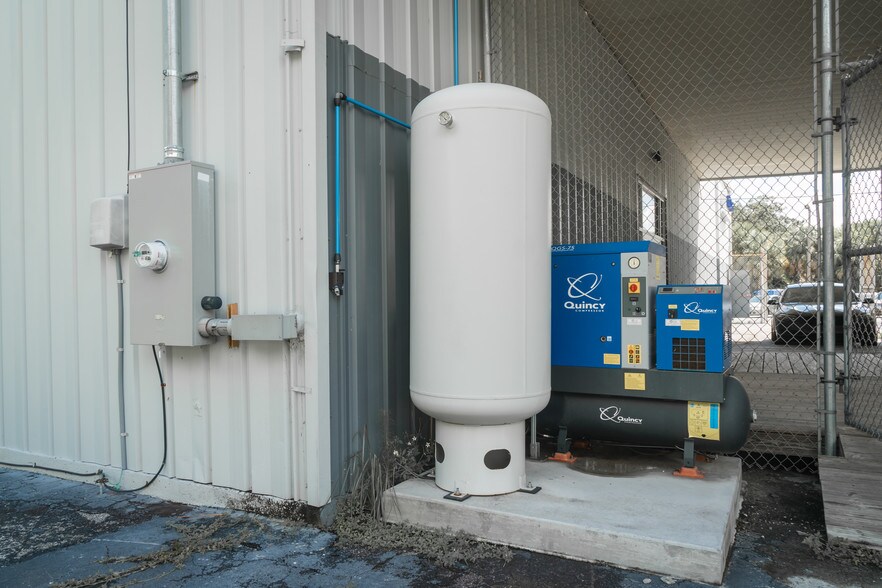 More Photos Of 2866 Roosevelt Blvd, Clearwater Showroom For Sale