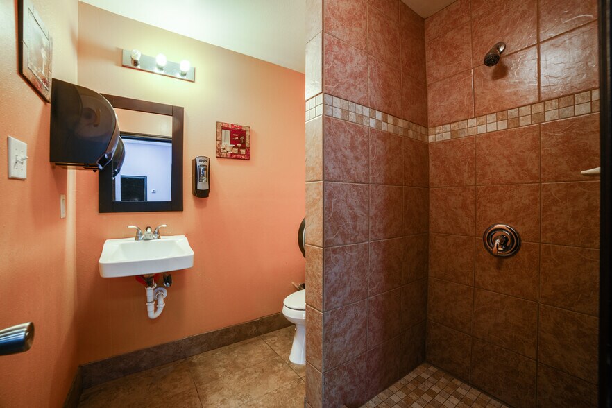 More Photos Of 10835 Gulfdale St, San Antonio Light Distribution For Sale