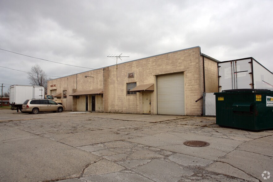 More Photos Of 33417-33419 Kelly Rd, Fraser Industrial For Sale