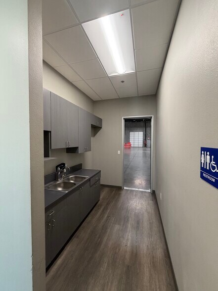 More Photos Of 4670 W Silverado Ranch Blvd, Las Vegas Warehouse For Lease