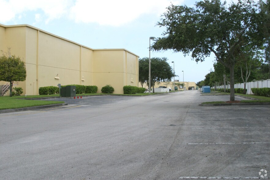 More Photos Of 3660-4060 W Hillsboro Blvd, Deerfield Beach Storefront For Lease