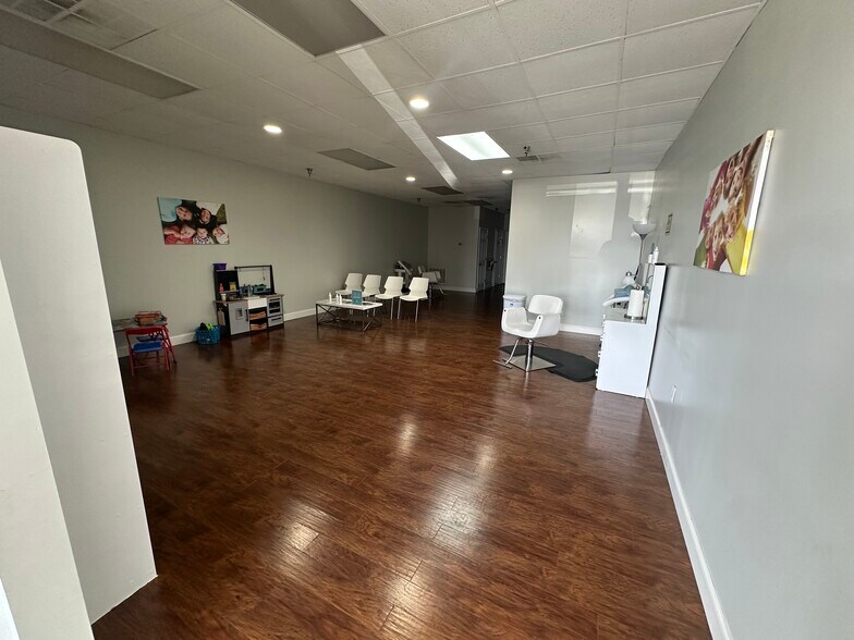 More Photos Of 830 Fairview Ave, Bowling Green Storefront Retail Office For Lease