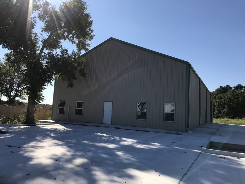 More Photos Of 8727 College St, Beaumont Warehouse For Lease