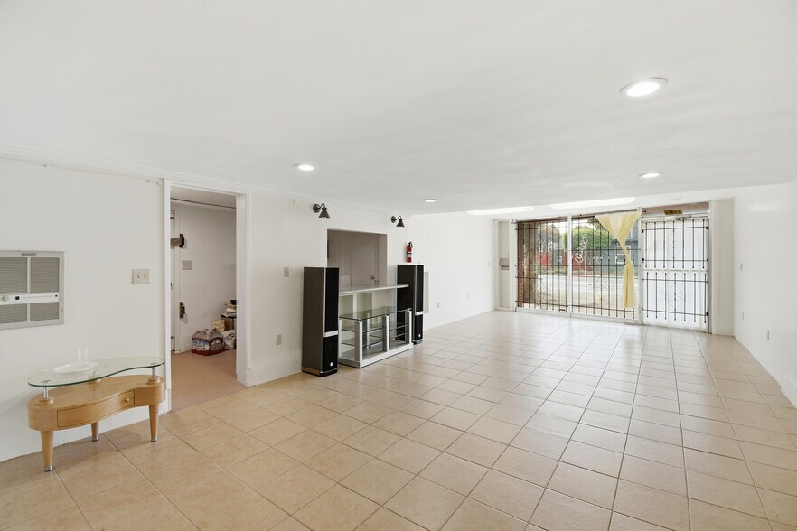 More Photos Of 2809-2815 Macdonald Ave, Richmond Office For Sale