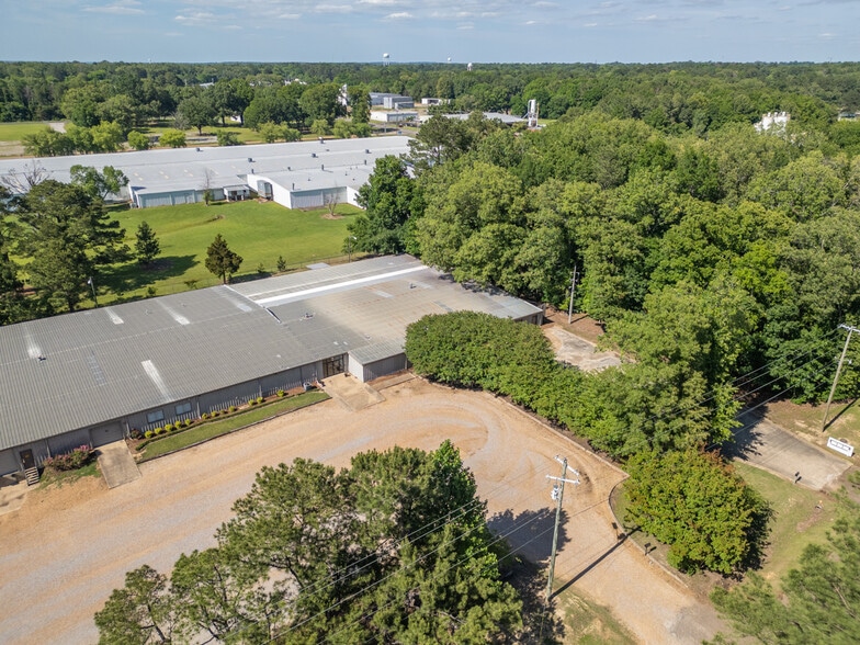 More Photos Of 1006 Lynn Ln, Starkville Flex For Lease