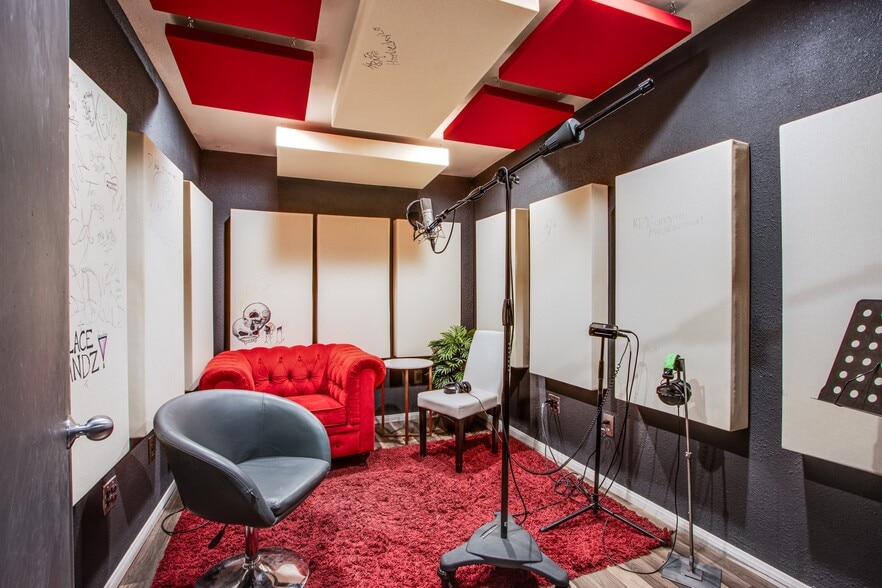 More Photos Of 4251 W Oquendo Rd, Las Vegas Light Distribution For Sale