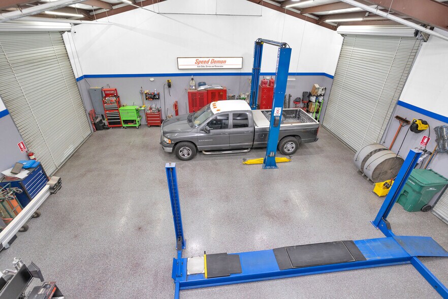 More Photos Of 1308 N Frazier St, Conroe Service For Sale