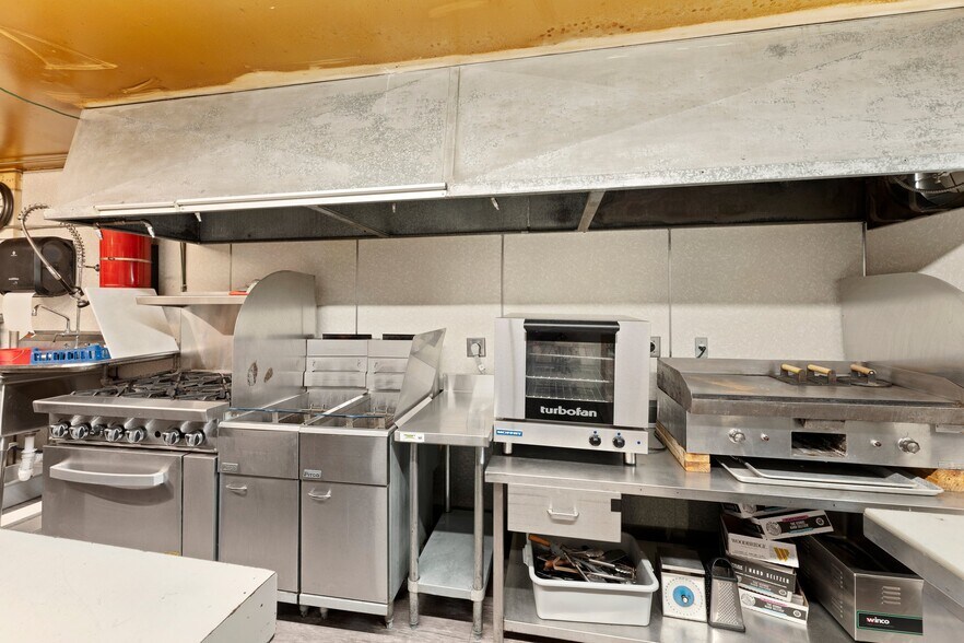 More Photos Of 415 Palmer Ave, Warwick Bar For Sale