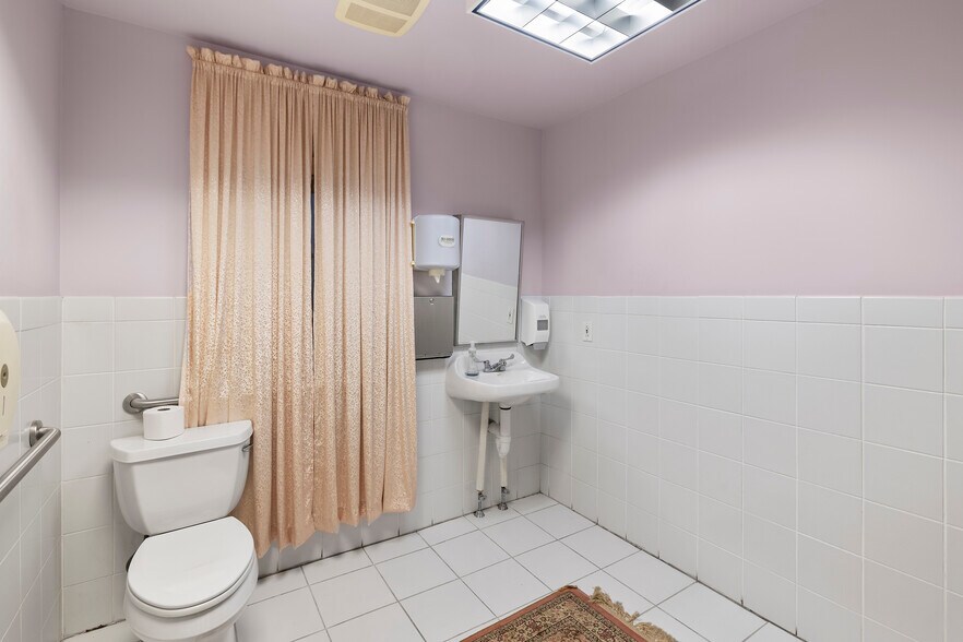 More Photos Of 37 W Middle St, Gettysburg Storefront Retail Residential For Lease