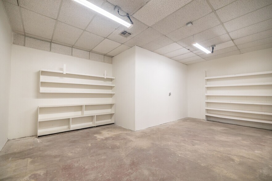 More Photos Of 2423 W Campbell Ave, Phoenix Warehouse For Lease