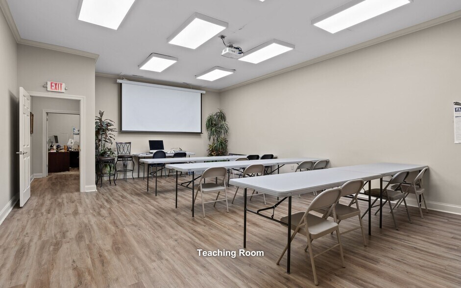 More Photos Of 1401 Spring Place Rd SE, Cleveland Office Residential For Sale