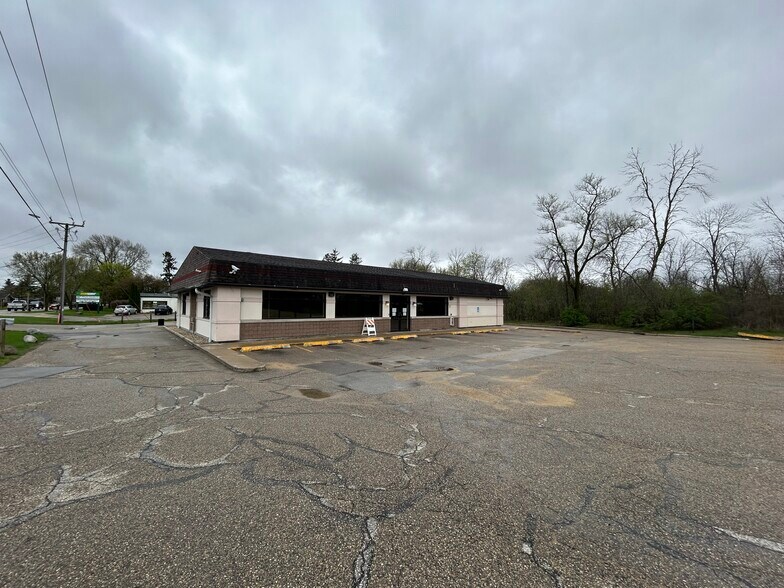 Primary Photo Of 424 W Main St, Cambridge Service Station For Sale