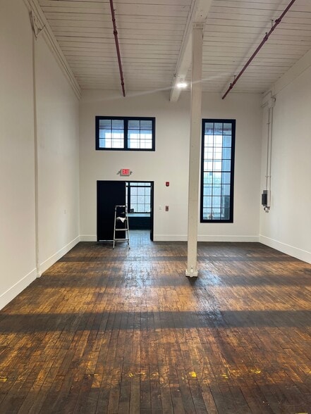 More Photos Of 426 Metacom Ave, Warren Manufacturing For Lease