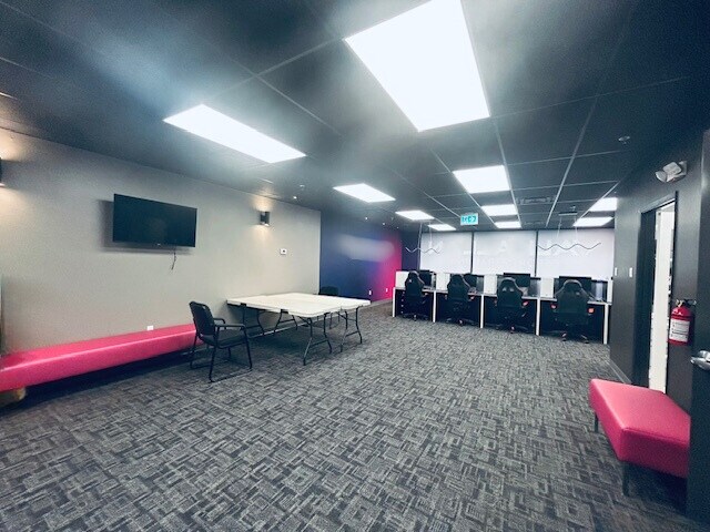 More Photos Of 114 Dundas St E, Whitby Storefront Retail Office For Lease