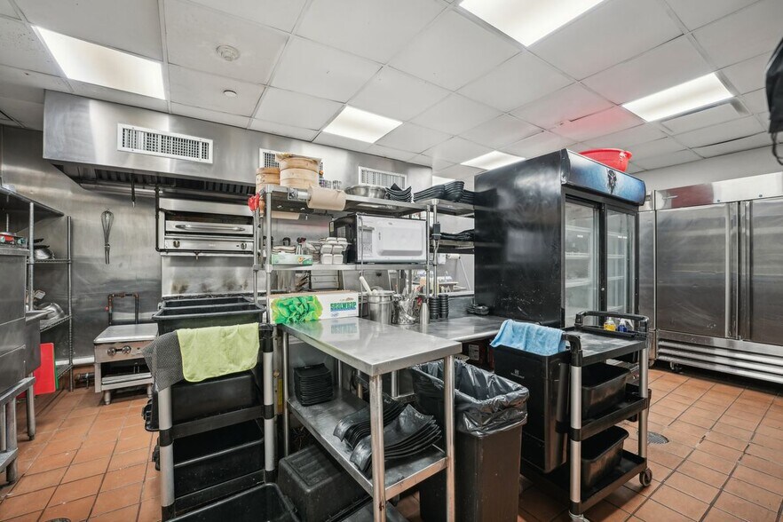 More Photos Of 400 Bergen Blvd, Palisades Park General Retail For Lease