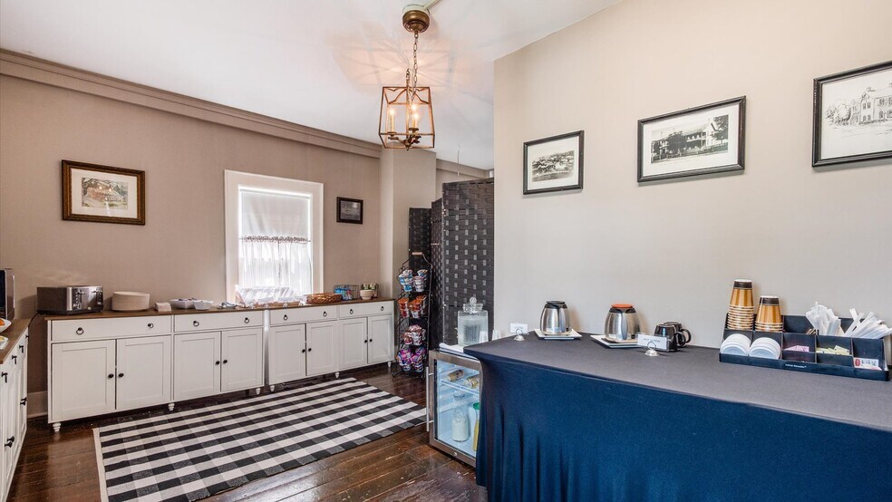 More Photos Of 313 Broadway E, Granville Hotel For Lease