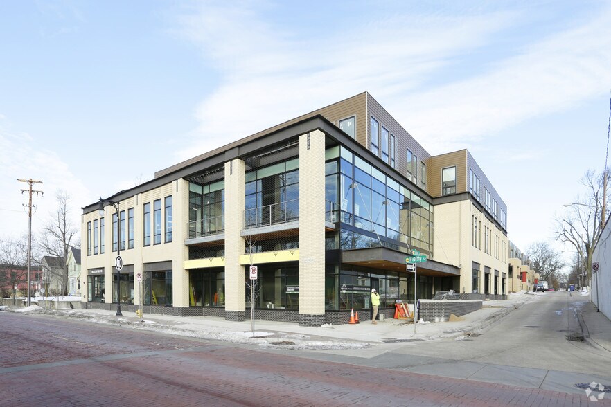 More Photos Of 1059 Wealthy St SE, Grand Rapids Apartments For Lease